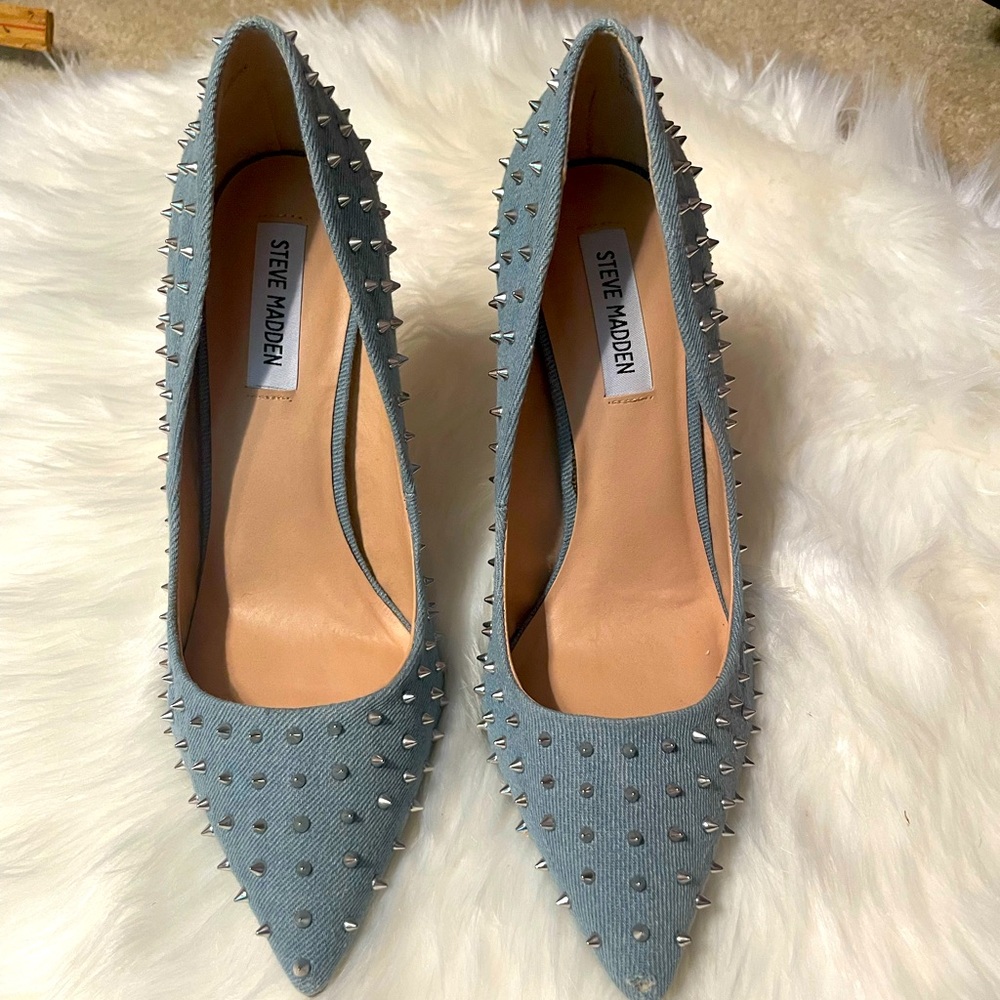 Spiked pumps pairs amazing with a pair of jeans